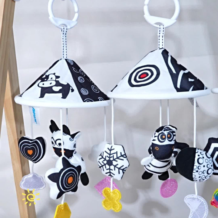 Visual Stimulation On the Go
This black and white hanging baby toy features soft animal designs, gentle wind chimes, and high-contrast colors to support early visual development. Perfect for cribs, strollers, car seats, and baby carriers. 👶🖤🤍
