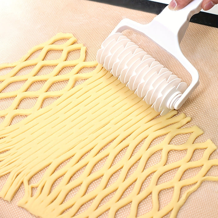 Decorate Like a Pro!
This easy-to-use plastic lattice pastry cutter helps you create beautiful patterns on pies, dough, and cake tops. A must-have tool for every baking lover! 🥧🍪✨