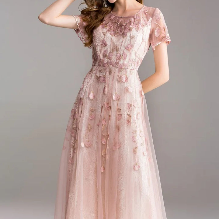 High-quality long dress embroidery large swing dress dress ladies elegant temperament round neck short-sleeved ladies dresses