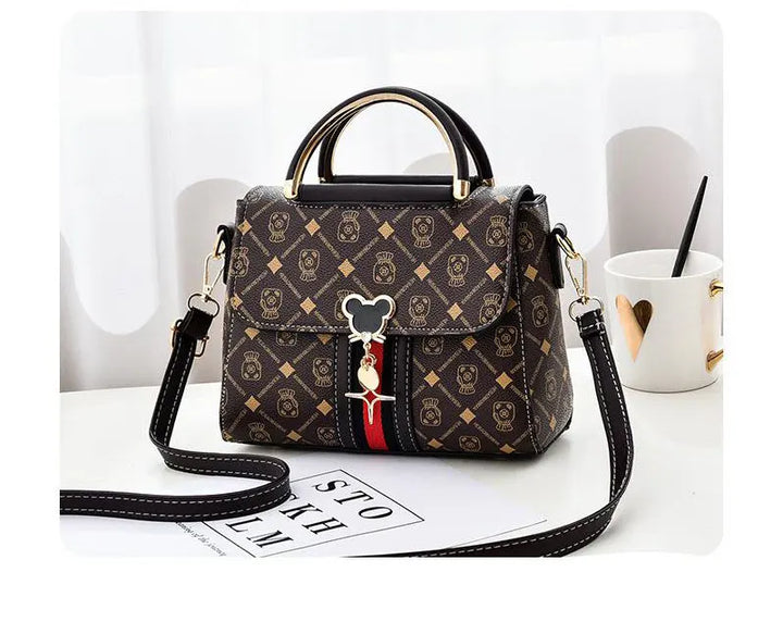 Effortless Style, Everyday Elegance
This fashionable women’s shoulder bag doubles as a chic crossbody. Perfect for daily wear, combining luxury vibes with practical space and modern design. 👜✨