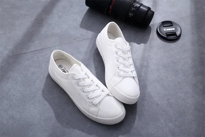 Unisex White Canvas Sneakers 👟
Classic, comfy, and versatile. These lace-up vulcanized shoes are perfect for students and everyday wear. Great fit for both men and women!