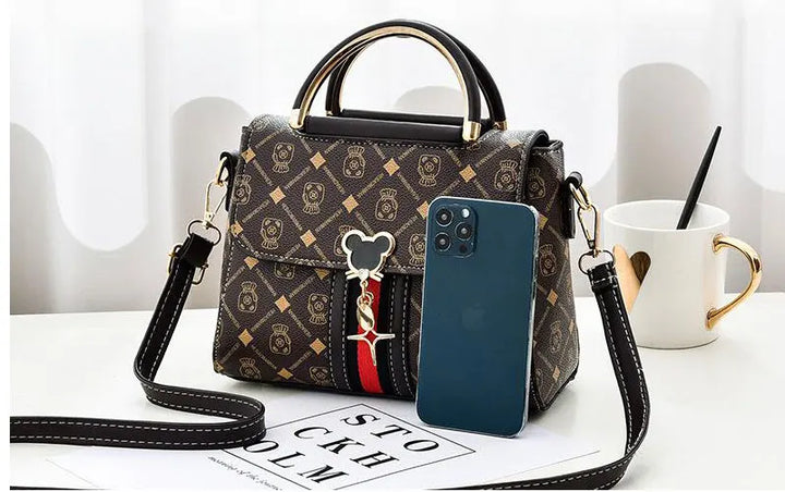 Effortless Style, Everyday Elegance
This fashionable women’s shoulder bag doubles as a chic crossbody. Perfect for daily wear, combining luxury vibes with practical space and modern design. 👜✨