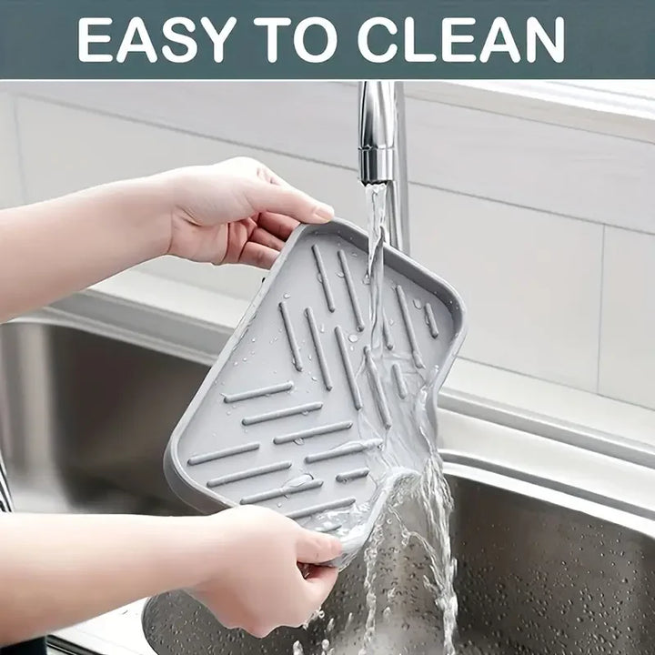 No More Messy Sinks!
This silicone faucet mat doubles as a drying tray for soap, sponges, and dispensers. Waterproof, non-slip, and perfect for keeping your countertop clean and splash-free. 🧼🚰