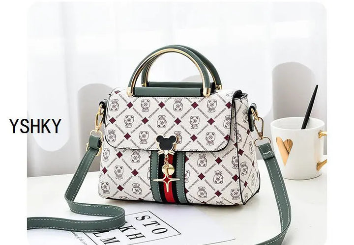 Effortless Style, Everyday Elegance
This fashionable women’s shoulder bag doubles as a chic crossbody. Perfect for daily wear, combining luxury vibes with practical space and modern design. 👜✨