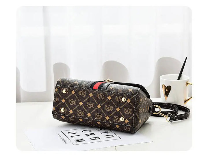 Effortless Style, Everyday Elegance
This fashionable women’s shoulder bag doubles as a chic crossbody. Perfect for daily wear, combining luxury vibes with practical space and modern design. 👜✨