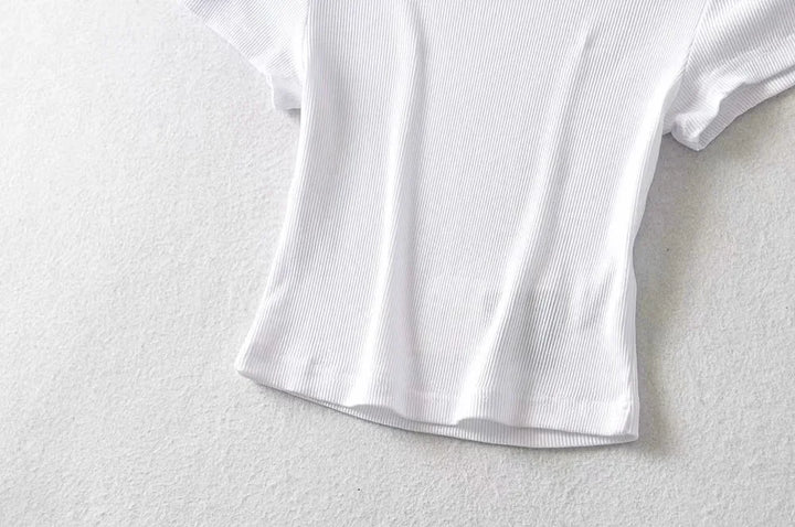 Turn Up the Heat in Style
This slim-fit, stretchy crop top features a sexy O-neck and short sleeves — perfect for summer days and night-outs. Soft, flattering, and made to hug your curves. ☀️👚