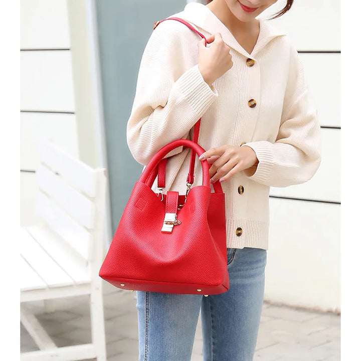 Spacious. Stylish. Ready for Anything.
This large-capacity bucket-style handbag features a sleek lychee pattern, durable PU leather, and a versatile design — perfect as a shoulder or crossbody bag. Ideal for work, travel, or everyday wear. 👜✨