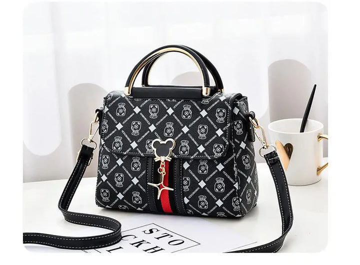 Effortless Style, Everyday Elegance
This fashionable women’s shoulder bag doubles as a chic crossbody. Perfect for daily wear, combining luxury vibes with practical space and modern design. 👜✨