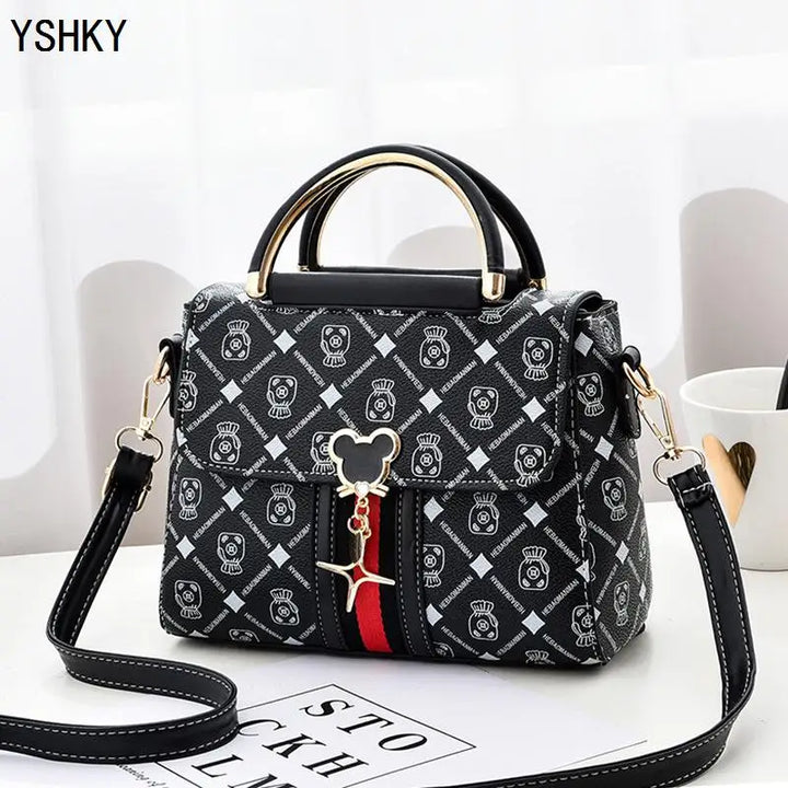 Effortless Style, Everyday Elegance
This fashionable women’s shoulder bag doubles as a chic crossbody. Perfect for daily wear, combining luxury vibes with practical space and modern design. 👜✨
