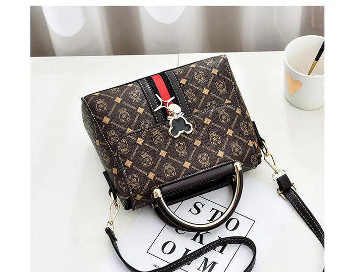 Effortless Style, Everyday Elegance
This fashionable women’s shoulder bag doubles as a chic crossbody. Perfect for daily wear, combining luxury vibes with practical space and modern design. 👜✨