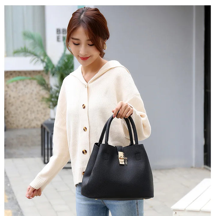 Spacious. Stylish. Ready for Anything.
This large-capacity bucket-style handbag features a sleek lychee pattern, durable PU leather, and a versatile design — perfect as a shoulder or crossbody bag. Ideal for work, travel, or everyday wear. 👜✨