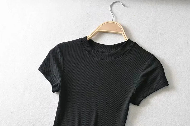 Turn Up the Heat in Style
This slim-fit, stretchy crop top features a sexy O-neck and short sleeves — perfect for summer days and night-outs. Soft, flattering, and made to hug your curves. ☀️👚