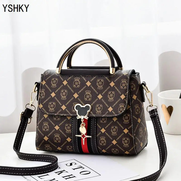 Effortless Style, Everyday Elegance
This fashionable women’s shoulder bag doubles as a chic crossbody. Perfect for daily wear, combining luxury vibes with practical space and modern design. 👜✨
