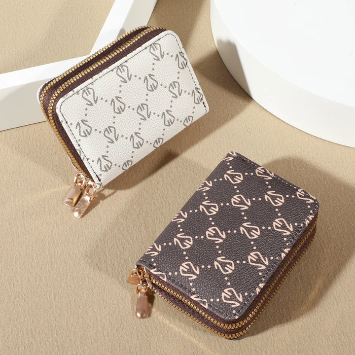 Vintage Style, Modern Function
This chic faux leather wallet features secure zip closure, multiple card slots, and a built-in coin purse. Compact, elegant, and perfect for everyday sophistication. 💼💳✨