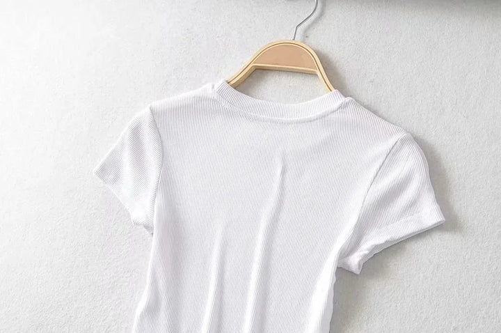 Turn Up the Heat in Style
This slim-fit, stretchy crop top features a sexy O-neck and short sleeves — perfect for summer days and night-outs. Soft, flattering, and made to hug your curves. ☀️👚