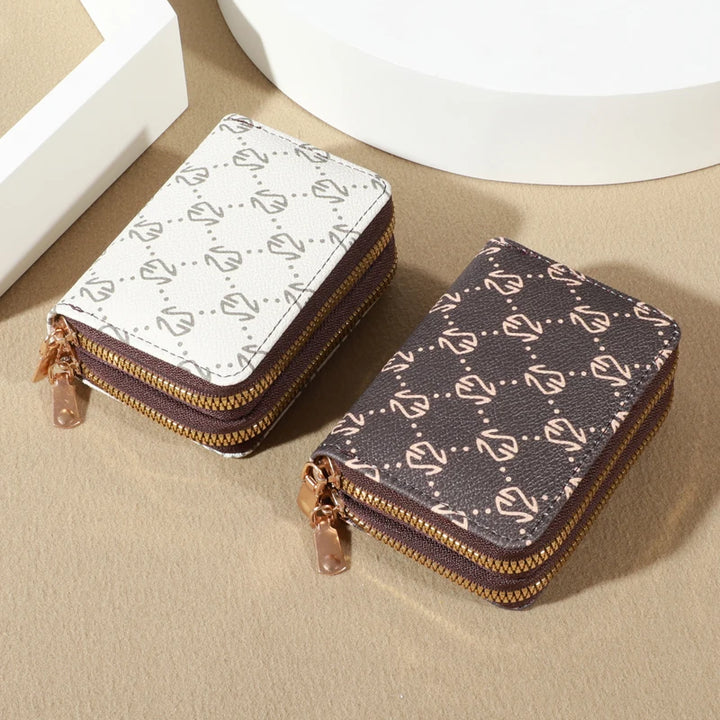 Vintage Style, Modern Function
This chic faux leather wallet features secure zip closure, multiple card slots, and a built-in coin purse. Compact, elegant, and perfect for everyday sophistication. 💼💳✨