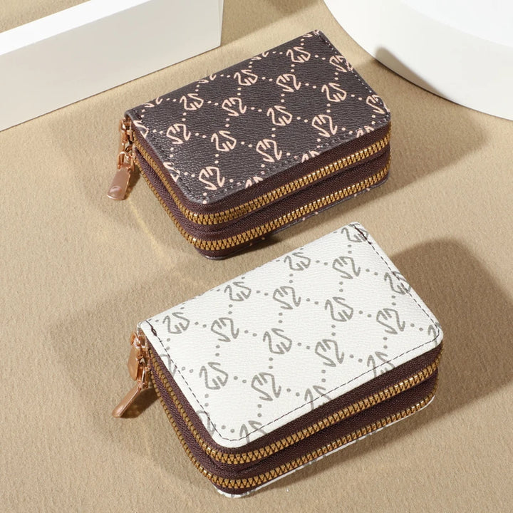 Vintage Style, Modern Function
This chic faux leather wallet features secure zip closure, multiple card slots, and a built-in coin purse. Compact, elegant, and perfect for everyday sophistication. 💼💳✨