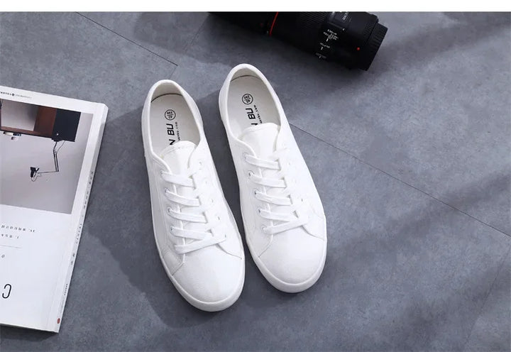 Unisex White Canvas Sneakers 👟
Classic, comfy, and versatile. These lace-up vulcanized shoes are perfect for students and everyday wear. Great fit for both men and women!