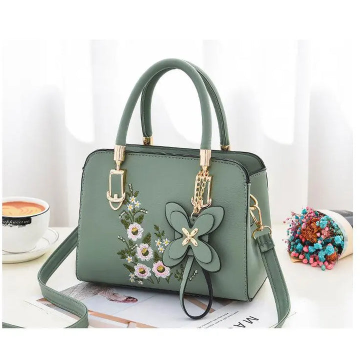 Spacious. Stylish. Ready for Anything.
This large-capacity bucket-style handbag features a sleek lychee pattern, durable PU leather, and a versatile design — perfect as a shoulder or crossbody bag. Ideal for work, travel, or everyday wear. 👜✨