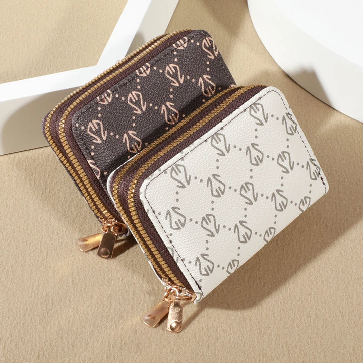 Vintage Style, Modern Function
This chic faux leather wallet features secure zip closure, multiple card slots, and a built-in coin purse. Compact, elegant, and perfect for everyday sophistication. 💼💳✨
