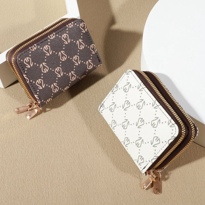 Vintage Style, Modern Function
This chic faux leather wallet features secure zip closure, multiple card slots, and a built-in coin purse. Compact, elegant, and perfect for everyday sophistication. 💼💳✨