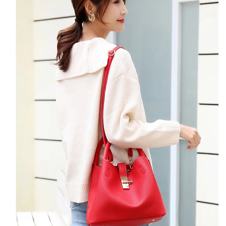 Spacious. Stylish. Ready for Anything.
This large-capacity bucket-style handbag features a sleek lychee pattern, durable PU leather, and a versatile design — perfect as a shoulder or crossbody bag. Ideal for work, travel, or everyday wear. 👜✨