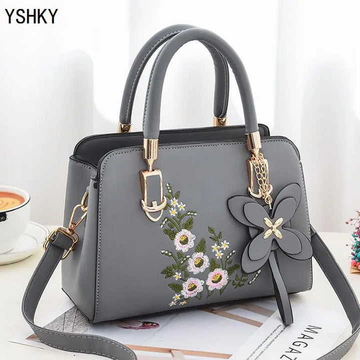 Spacious. Stylish. Ready for Anything.
This large-capacity bucket-style handbag features a sleek lychee pattern, durable PU leather, and a versatile design — perfect as a shoulder or crossbody bag. Ideal for work, travel, or everyday wear. 👜✨