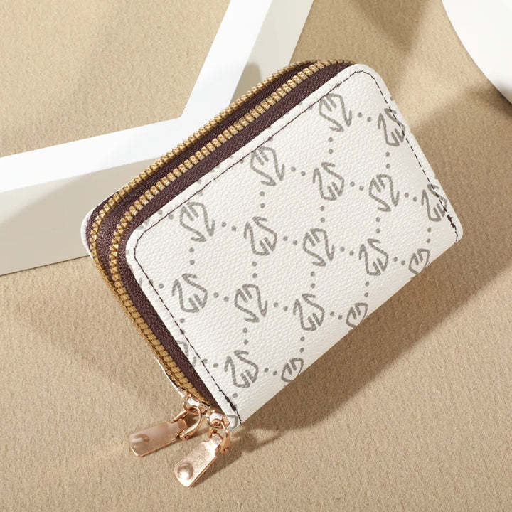 Vintage Style, Modern Function
This chic faux leather wallet features secure zip closure, multiple card slots, and a built-in coin purse. Compact, elegant, and perfect for everyday sophistication. 💼💳✨