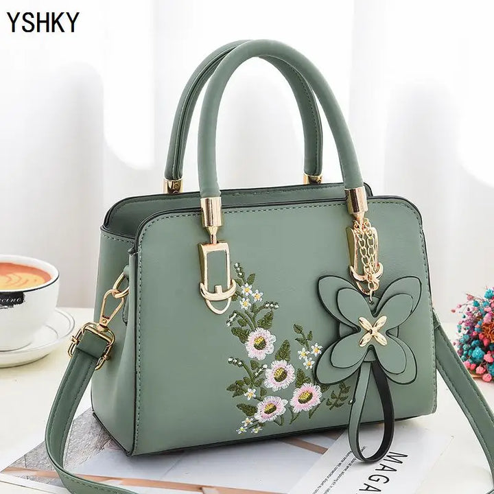 Spacious. Stylish. Ready for Anything.
This large-capacity bucket-style handbag features a sleek lychee pattern, durable PU leather, and a versatile design — perfect as a shoulder or crossbody bag. Ideal for work, travel, or everyday wear. 👜✨