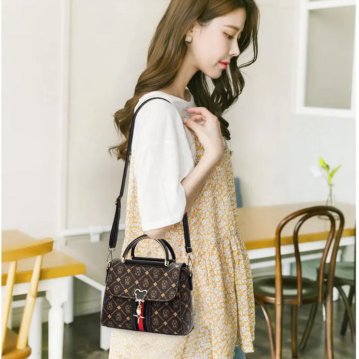 Effortless Style, Everyday Elegance
This fashionable women’s shoulder bag doubles as a chic crossbody. Perfect for daily wear, combining luxury vibes with practical space and modern design. 👜✨