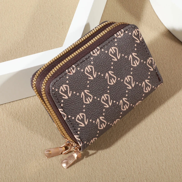 Vintage Style, Modern Function
This chic faux leather wallet features secure zip closure, multiple card slots, and a built-in coin purse. Compact, elegant, and perfect for everyday sophistication. 💼💳✨