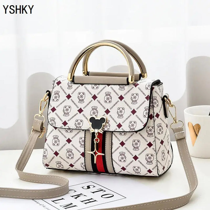 Effortless Style, Everyday Elegance
This fashionable women’s shoulder bag doubles as a chic crossbody. Perfect for daily wear, combining luxury vibes with practical space and modern design. 👜✨