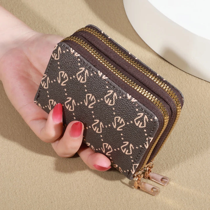 Vintage Style, Modern Function
This chic faux leather wallet features secure zip closure, multiple card slots, and a built-in coin purse. Compact, elegant, and perfect for everyday sophistication. 💼💳✨