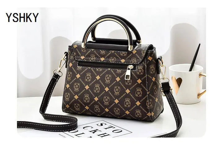 Effortless Style, Everyday Elegance
This fashionable women’s shoulder bag doubles as a chic crossbody. Perfect for daily wear, combining luxury vibes with practical space and modern design. 👜✨