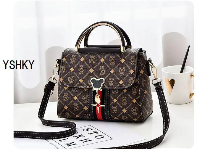 Effortless Style, Everyday Elegance
This fashionable women’s shoulder bag doubles as a chic crossbody. Perfect for daily wear, combining luxury vibes with practical space and modern design. 👜✨