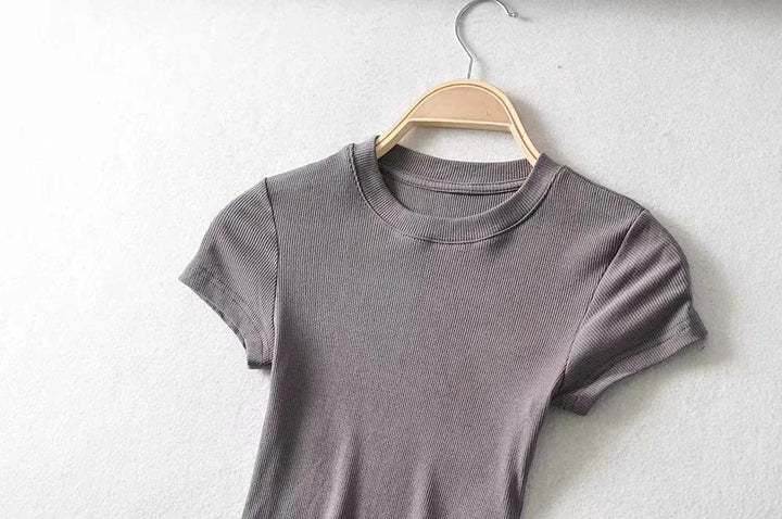 Turn Up the Heat in Style
This slim-fit, stretchy crop top features a sexy O-neck and short sleeves — perfect for summer days and night-outs. Soft, flattering, and made to hug your curves. ☀️👚