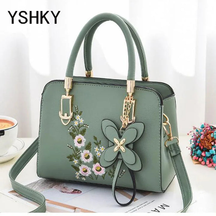 Spacious. Stylish. Ready for Anything.
This large-capacity bucket-style handbag features a sleek lychee pattern, durable PU leather, and a versatile design — perfect as a shoulder or crossbody bag. Ideal for work, travel, or everyday wear. 👜✨